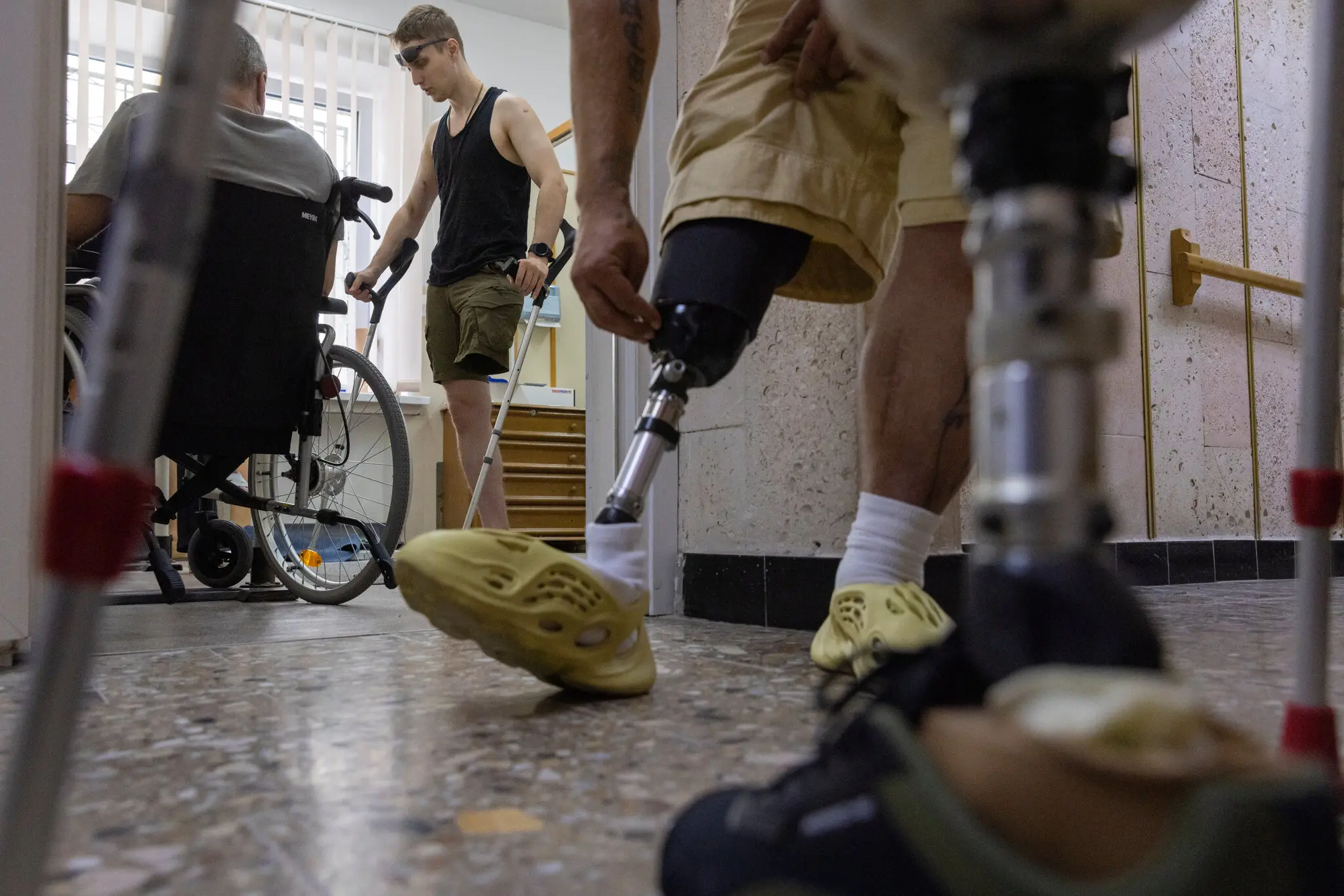 Владислав Коренок показує свій штучний коліно пацієнтам у Києві